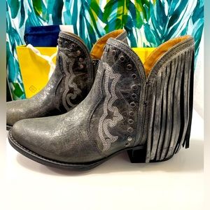NWT Sterling Rose boots give Freebird vibes